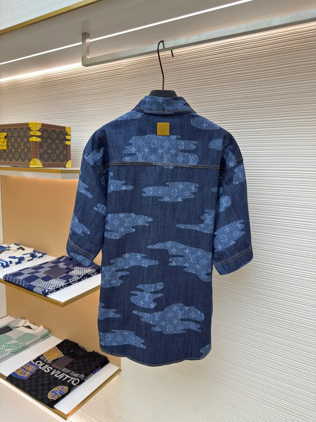 LOUIS VUITTON chambray short-sleeved shirt ●Authentic product: Purchased and developed for 13900 ●Item number: 1680265-A85 ●Fabric: Lyocell fiber denim fabric ●Technology: Made on positioning cutting machine ●Version: Fitted version ●Weight: about 385 grams ●Size: S-M-L-XL ●Description: Made of Lyocell fiber denim TR lining, positioning cutting machine, garment washing and fading, customized 1:1 pearl buttons, customized 1:1 rivets, customized 1:1 zippers, customized 1:1 leather labels, customized 1:1 trademarks. The overall wiring is straight and delicate, the fabric is comfortable and soft, and the color is consistent without color difference. It can be matched with the same style to create a fashionable look and control various occasions. Customized accessories, complete with three standards, same style for men and women!